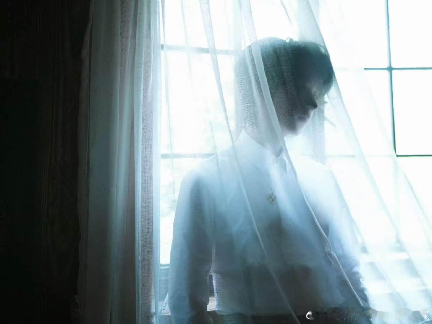 贺峻霖冷调逆光大片贺峻霖白衬衫光影大片 贺峻霖一旦穿上了白衬衫我的白月光就复活了