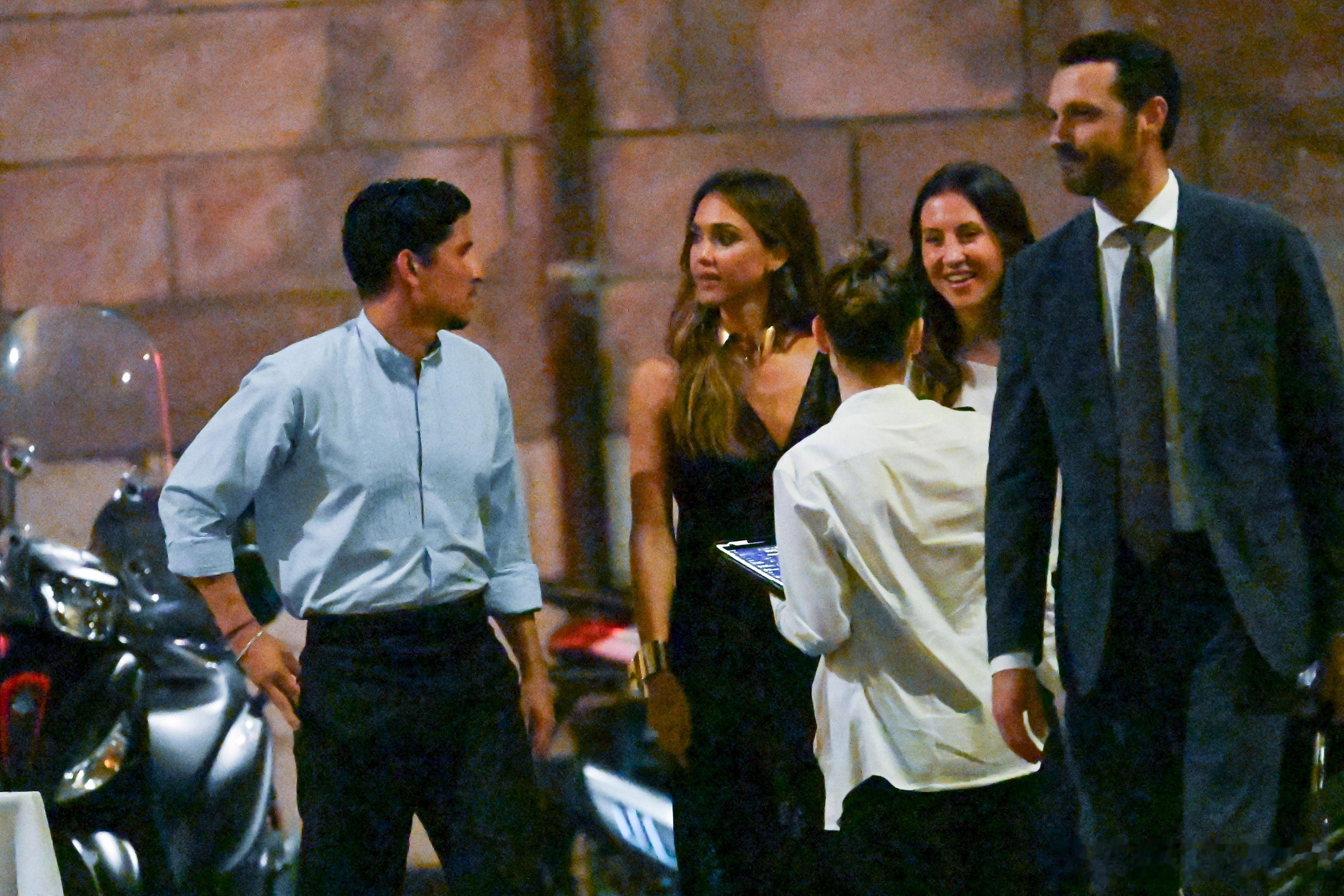 Jessica alba杰西卡阿尔芭和男友Danny Ramirez在罗马外出，