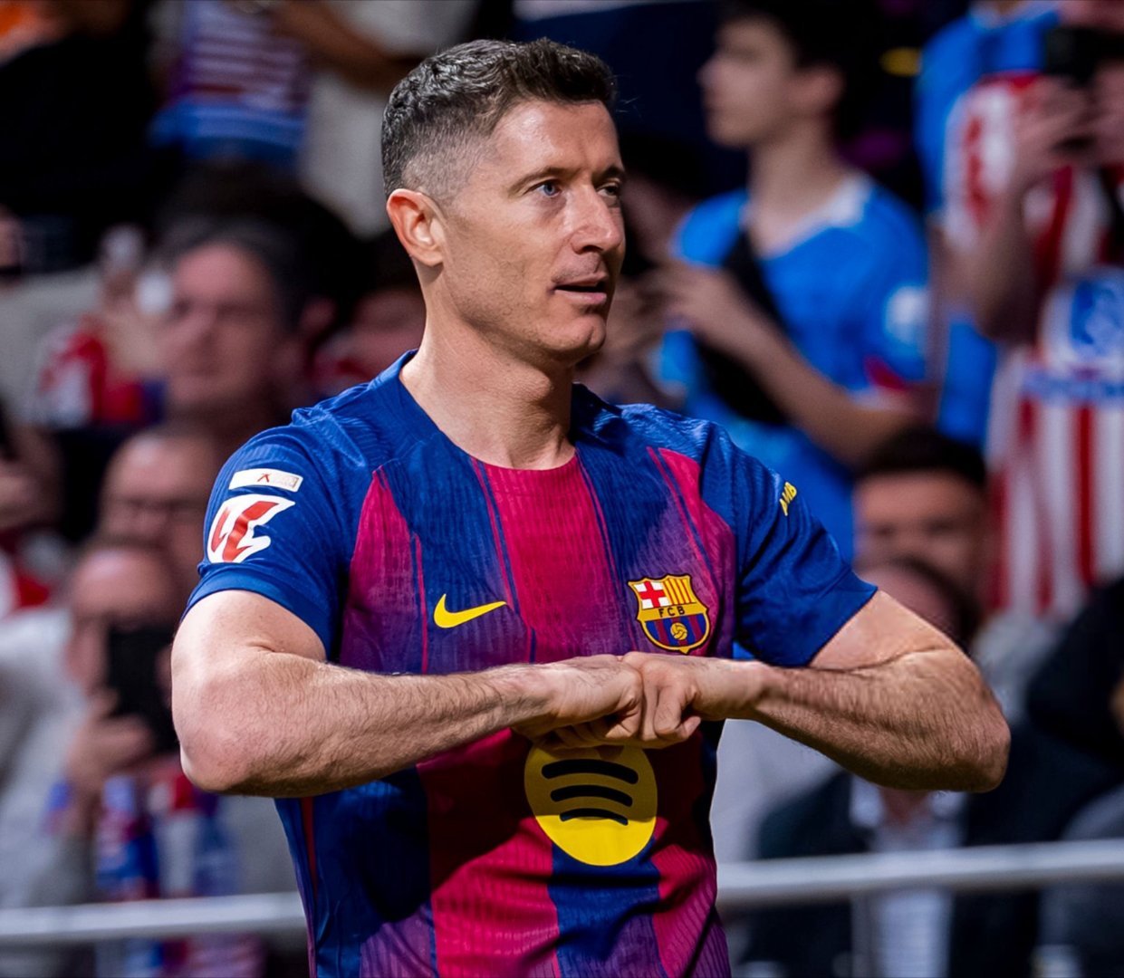 世体：在未能带领波兰晋级世界杯之后，莱万多夫斯基本赛季给自己设定了两个目标：帮助