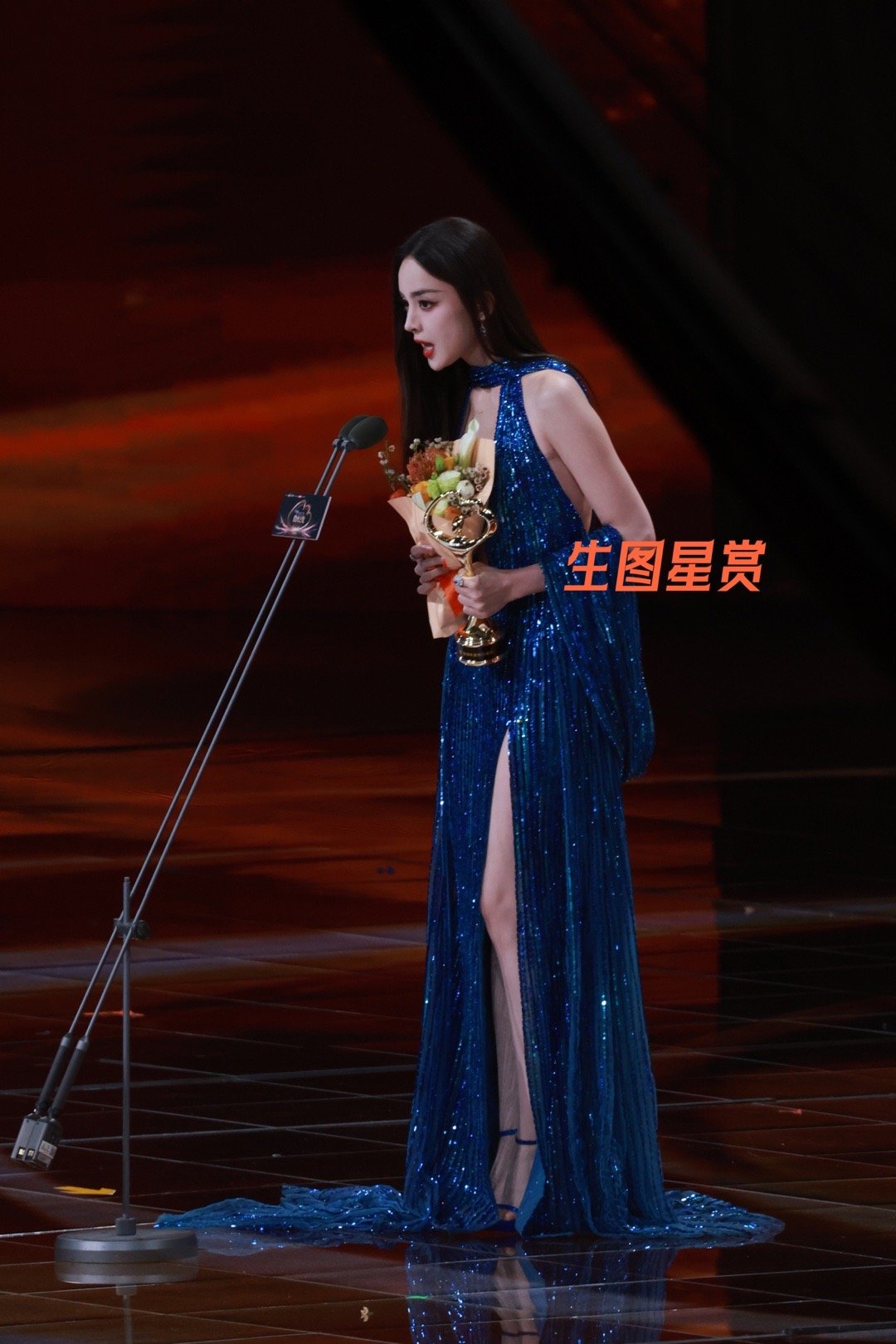 娜扎微博之夜内场第二视角出图，娜扎身材管理好好[打call]，优雅绽放无限魅力[
