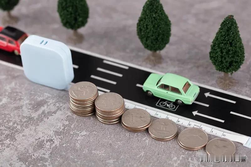 昆明街头一幕令人唏嘘：一位女士因对后车做出不当手势引发冲突，最终被撞倒在地。这起