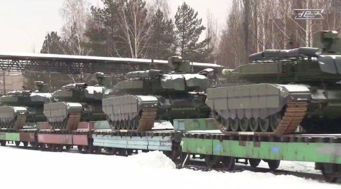 【一批新型T-90M"突破"坦克交付俄军】

2026年1月1日，塔斯社报道，乌