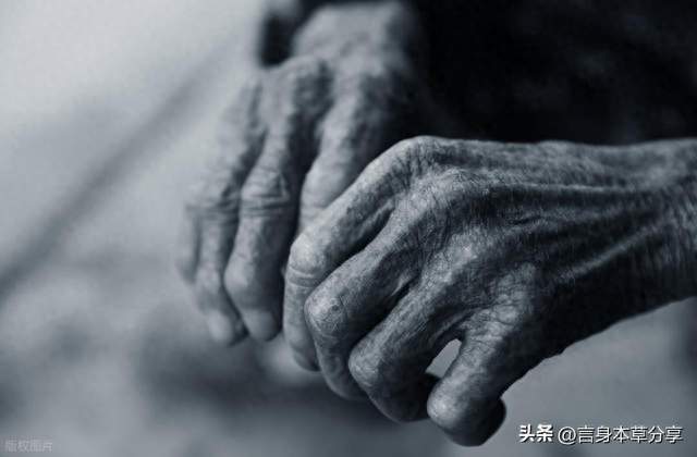 判断帕金森病，依赖的是耐心的问诊和细致的查体，而不是化验单!