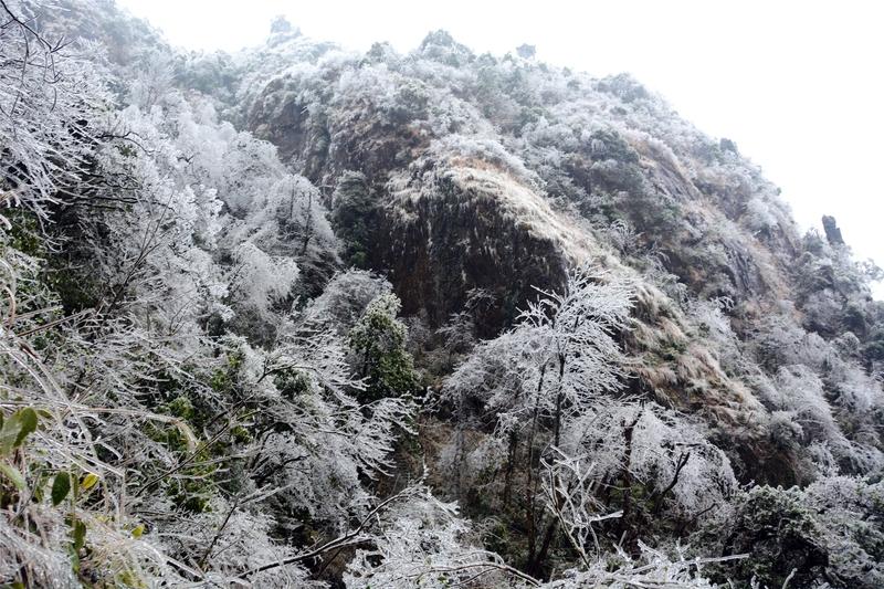南岳衡山的冰雪雾凇，那简直美到逆天！
之前我去衡山，一踏入景区就被震撼了。原本翠