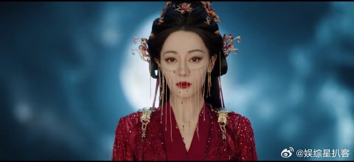 迪丽热巴首个纯坏角色迪丽热巴演白日提灯角色体验感很爽 恶女气场直接拉满！红衣鬼魅