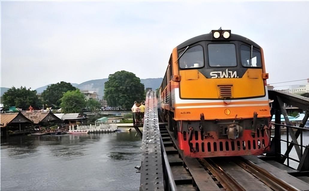 说个让人哭笑不得的事儿。

泰国那辆日本造的高铁，顶着“时速300公里”的名头，