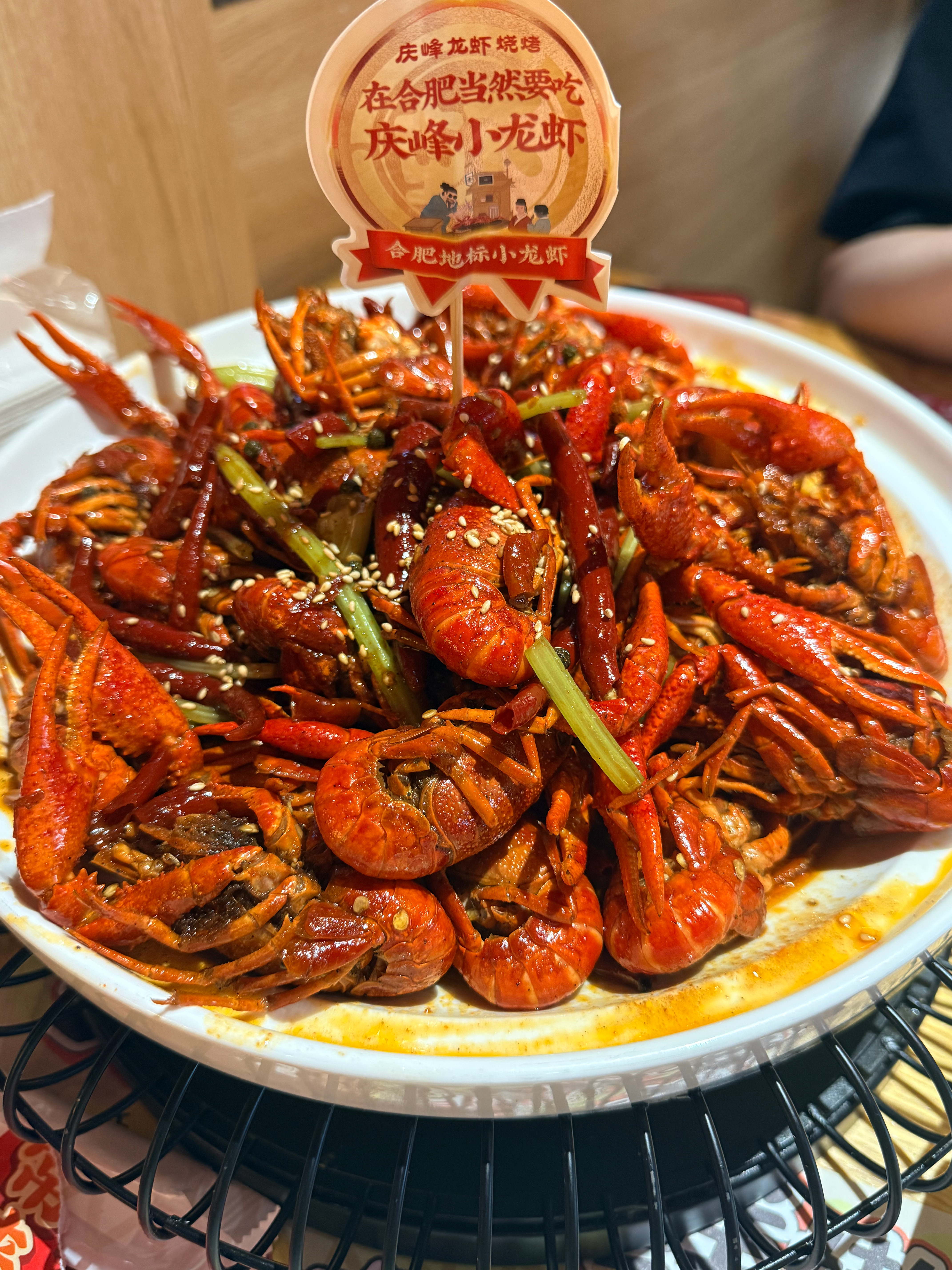 合肥最有名的庆峰龙虾，我弟弟家族开的，他现在自己也做了店长。你们去吃的可以跟我说