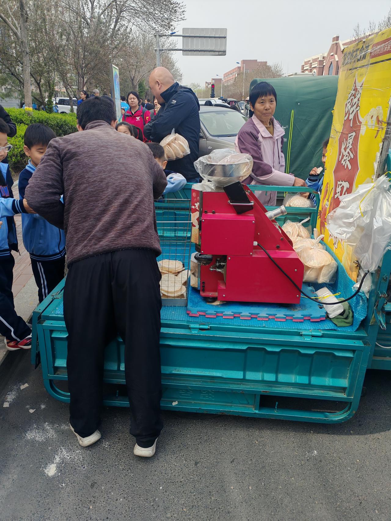 这样的虾片能吃吗？
接孩子放学时，有一个卖鲜虾片的人，在三轮车上按着一个机子，不