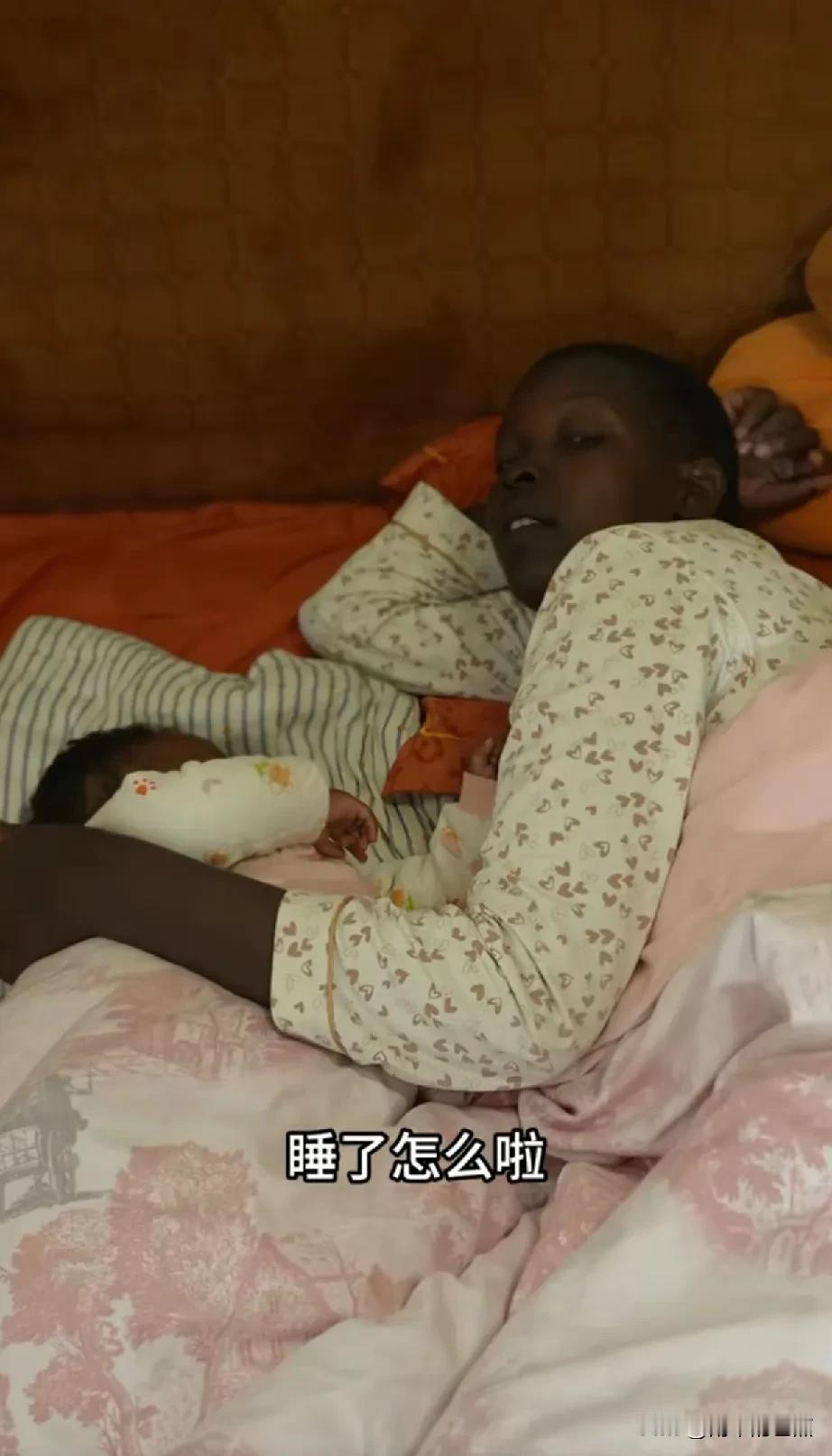 五香鱼大半夜做了火锅，要和rose享受二人时光美食。没想到计划被恰好睡醒了的乐乐