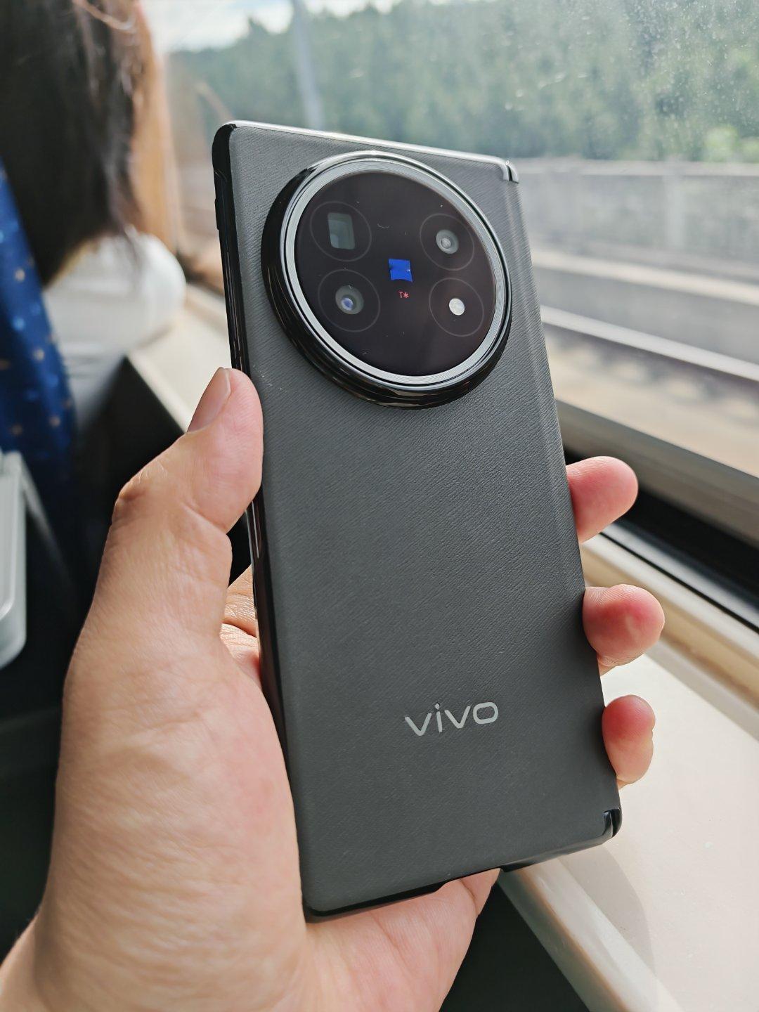 vivo手机还是不错的，最喜欢的就是拍照功能，如果在续航上再加一点，那就更完美了
