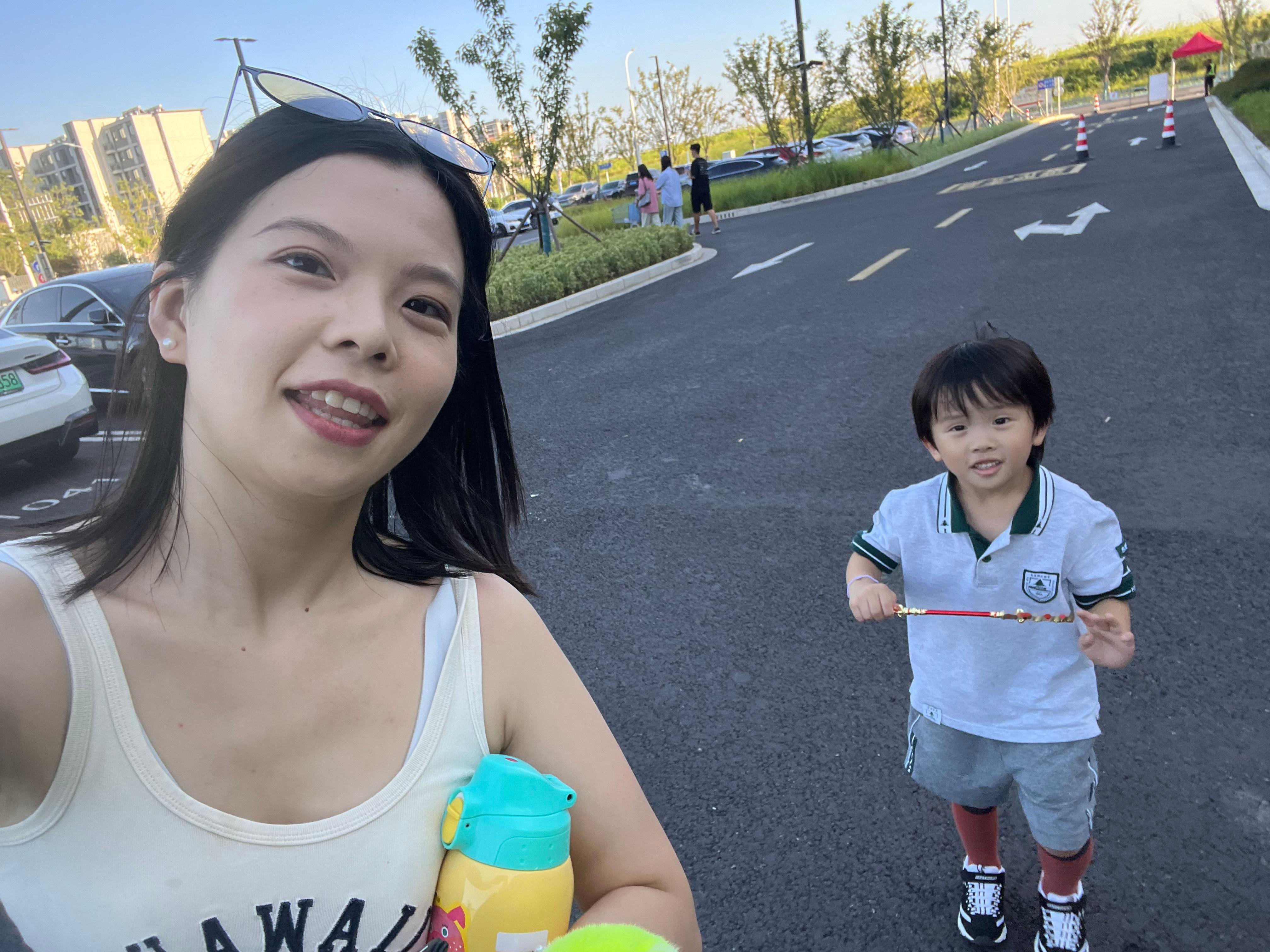 今天不想做饭，偷了个懒，放学开车直奔开市客疯狂试吃[笑cry]，没啥人，我们领了