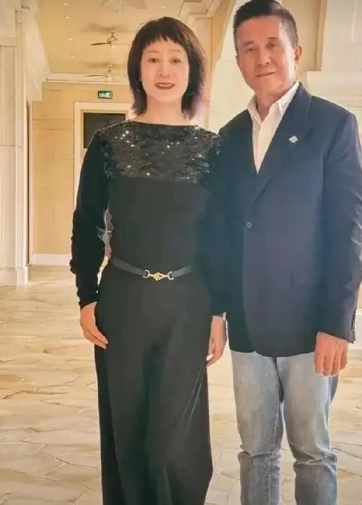 近年，右面的老演员挺活跃，不少电视剧中都有他的角色  ，以干部形象居多，感觉他拿
