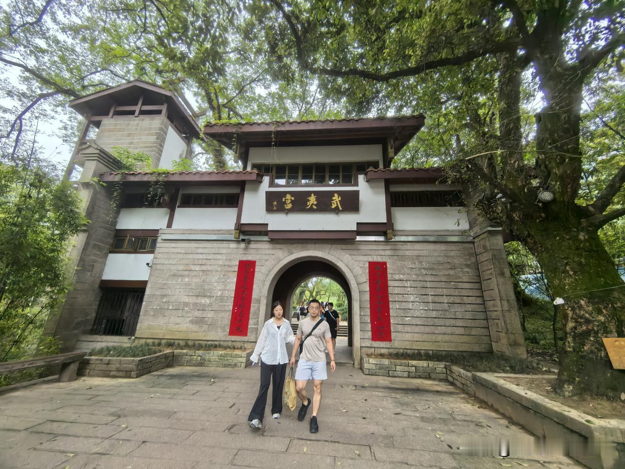 游览武夷宫和宋街。乘竹筏游览完武夷山九曲溪，登岸后便抵达了背靠大王峰、紧挨着九曲