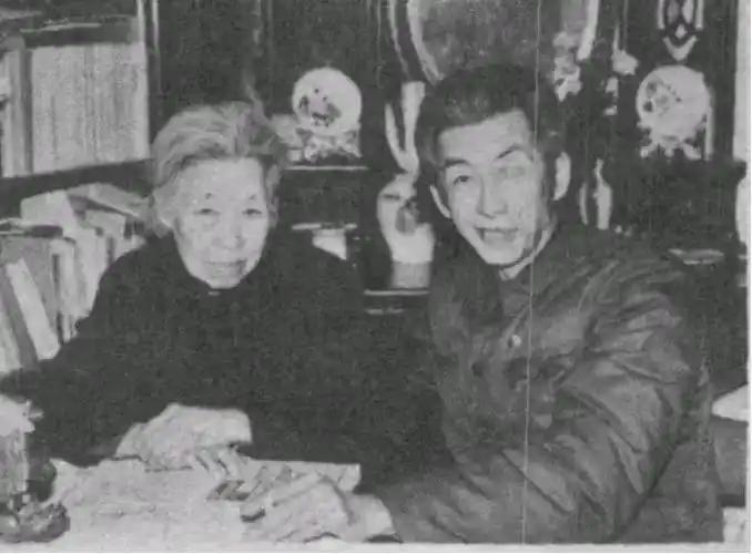 1984年，一个84岁的老太太来到政府接待处，对工作人员说：“我要捐款24亿！”