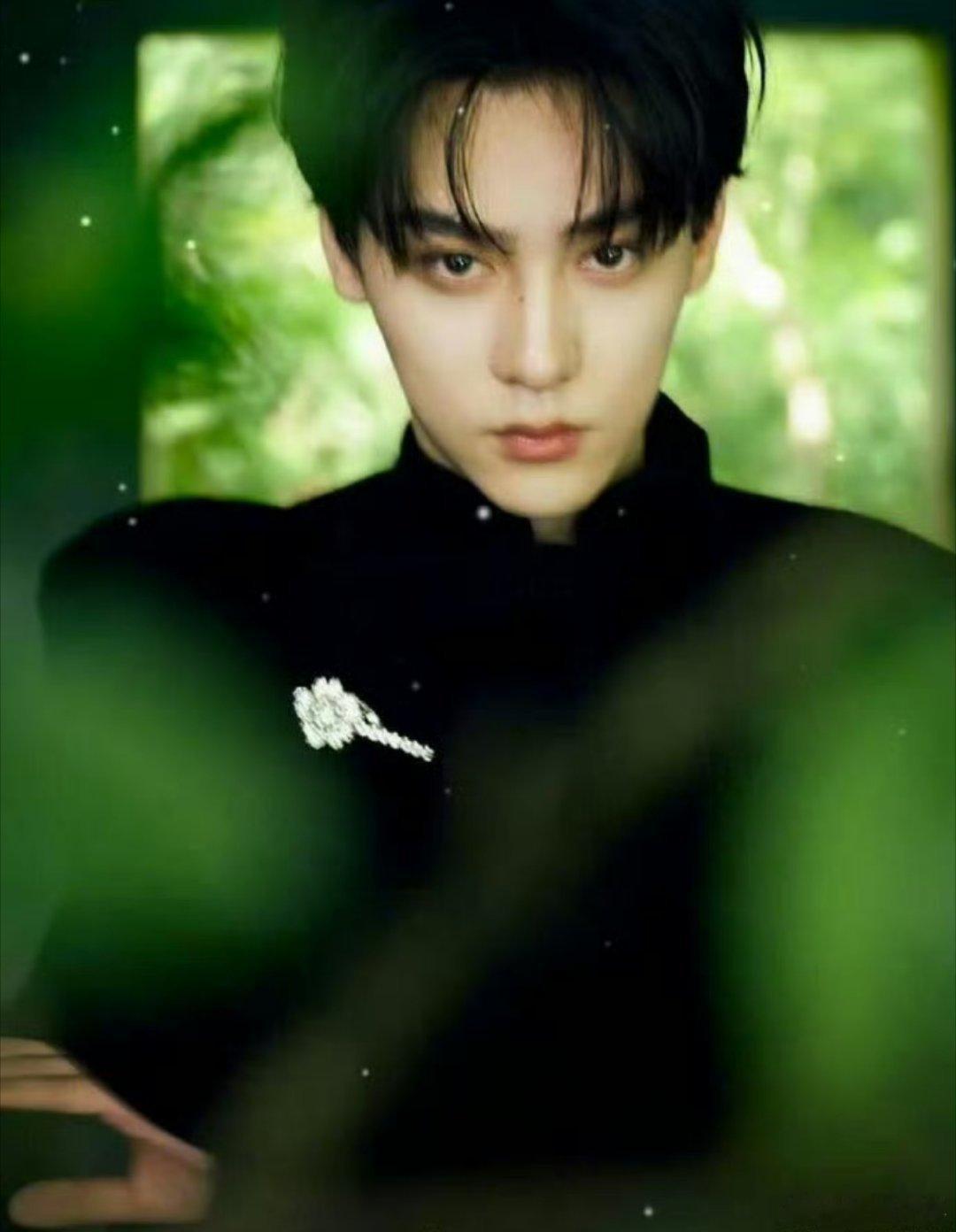 田栩宁封面开屏人民画报开年刊登封，田栩宁中式造型颜值暴击✨开年首封就气场全开，帅