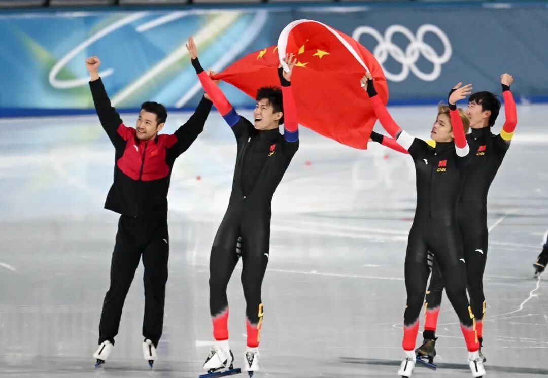 李琰教练庆祝中国队铜牌 中国队以3分41秒38的成绩战胜传统强队荷兰队，夺得铜牌