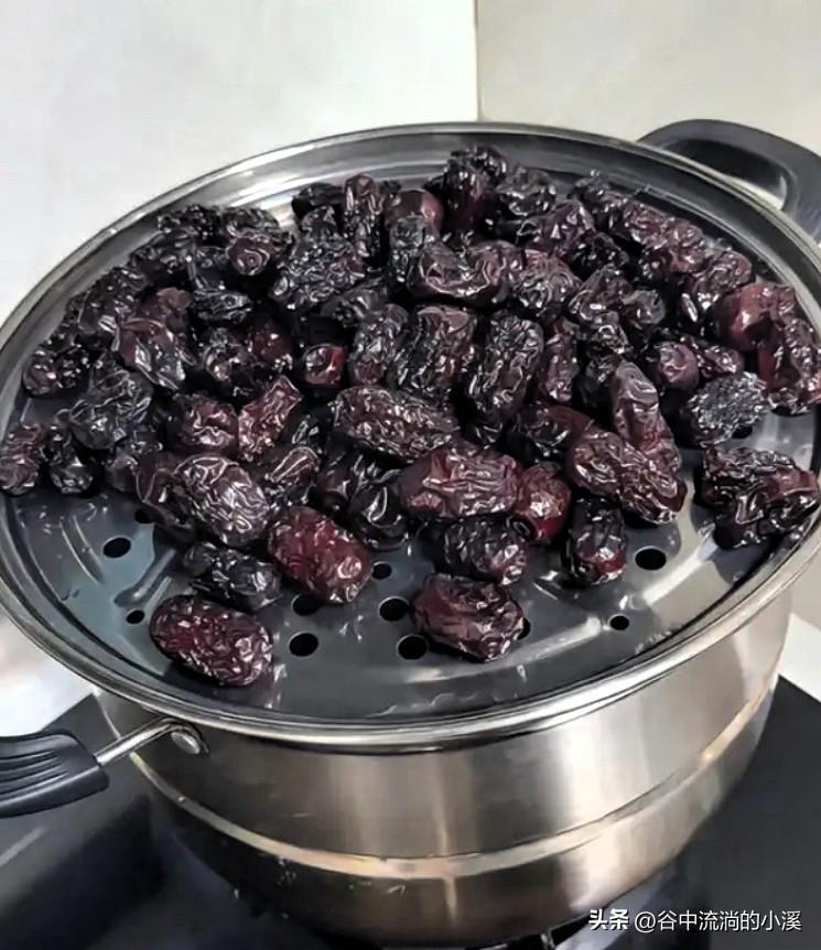 我老婆最近像是着了魔，
一门心思扑在红枣上，
怎么劝都不听。
她总说自己气血虚，