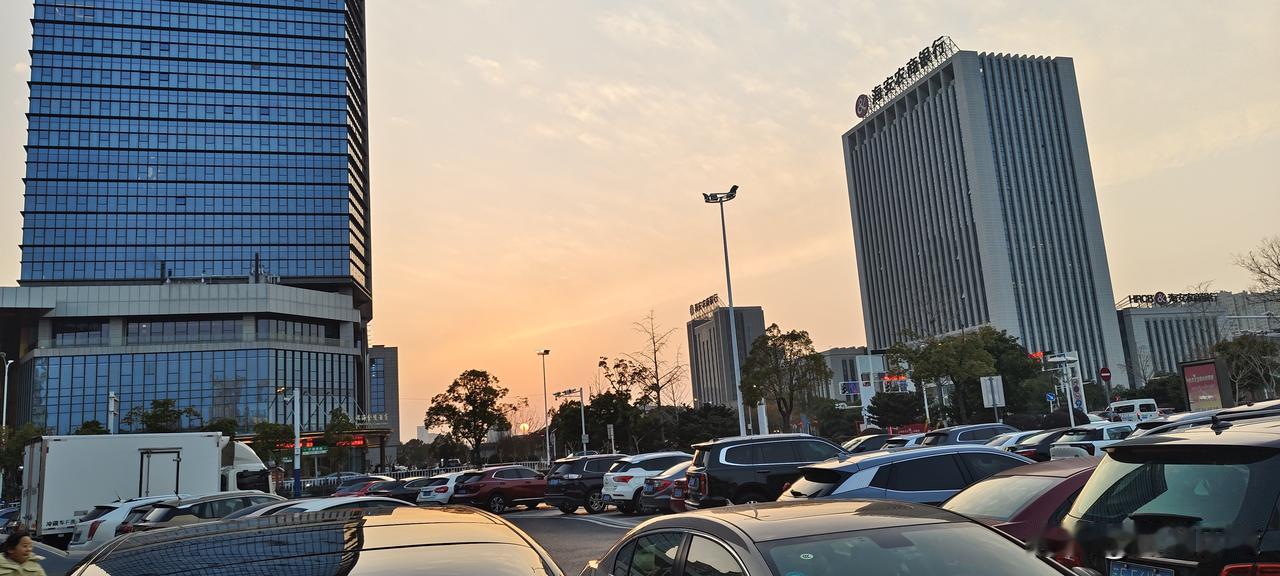 上周做得最正确的一件事：周四清空黄金库存
周四的时候，金价猛涨，看着金价一度涨了