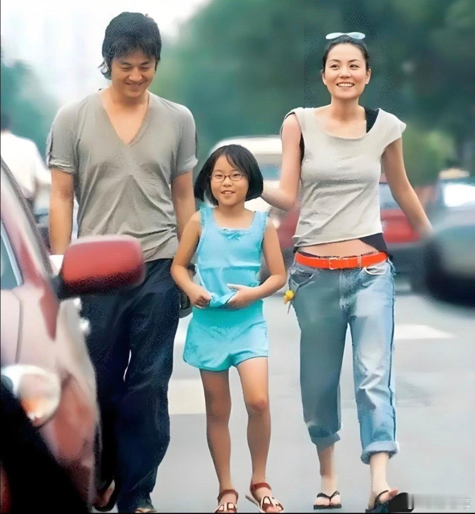 王菲 李亚鹏 窦靖童不是亲生的更似亲生的，8岁的窦靖童遇见李亚鹏，他不替代生父，