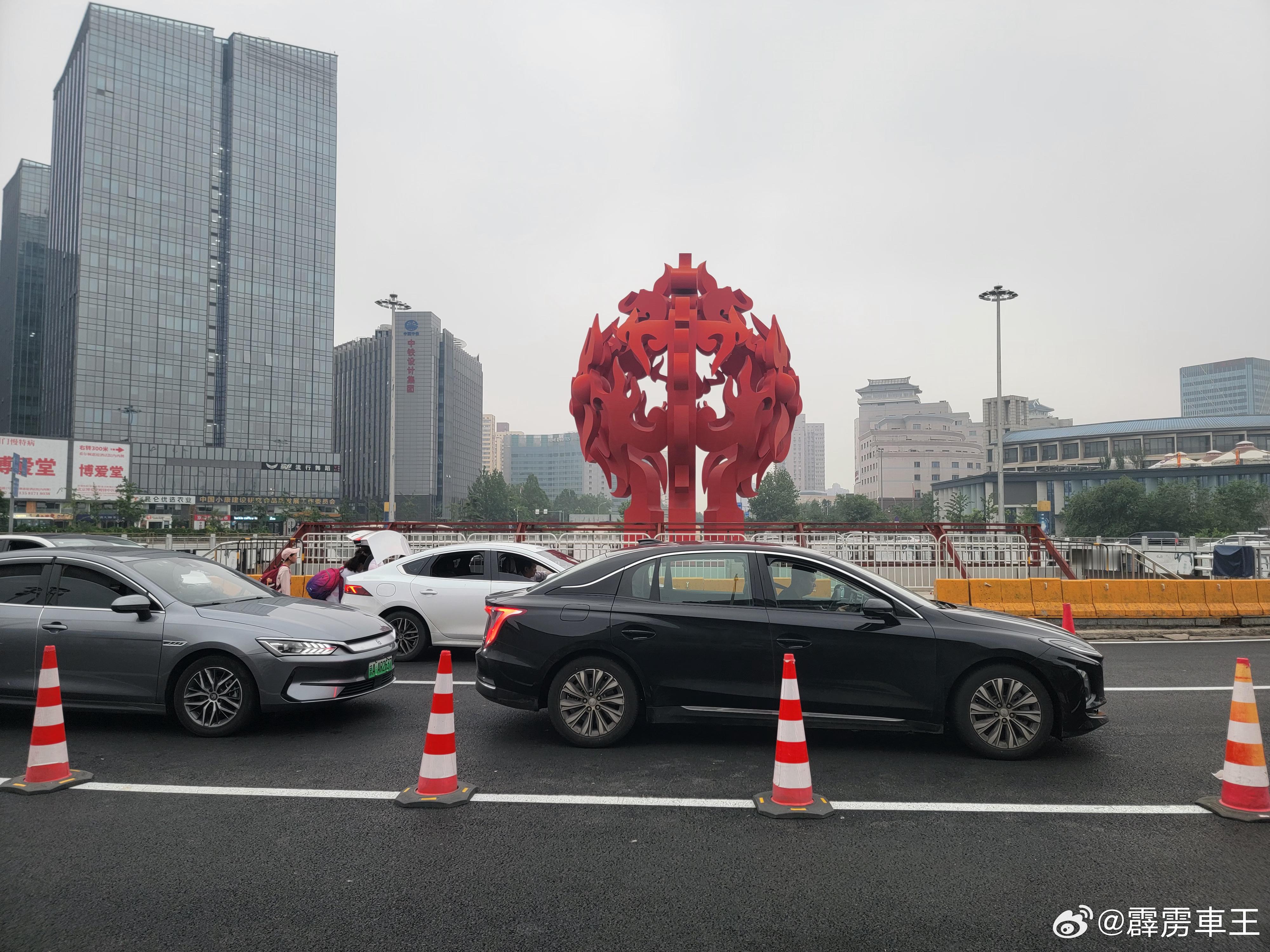 摄影新生 火麒麟 · 西站偶记暮色垂落西站南广场，  熔岩铸骨，赤焰凝眸——  