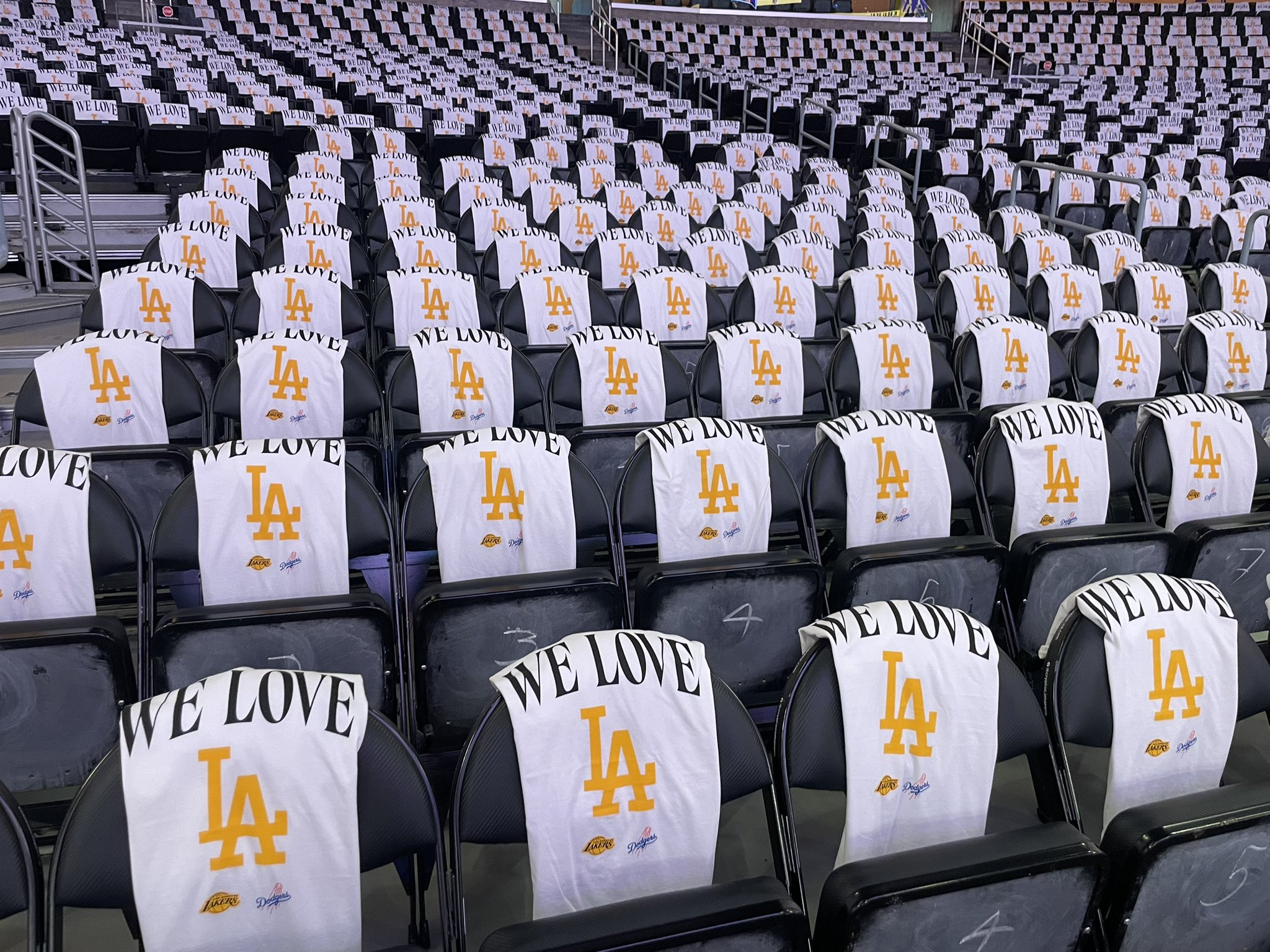 湖人主场今天给到场球迷送出道奇夺冠特别版T恤，我们爱LA[期待] ​​​