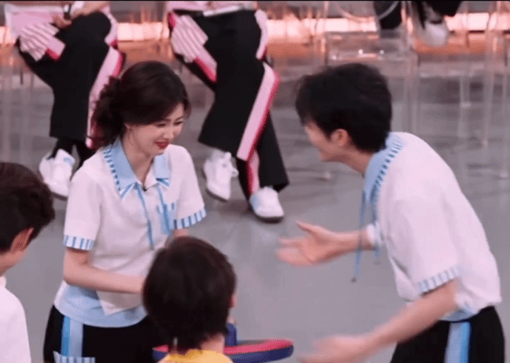 好久没看见内娱这么甜的小动作了
白鹿和曾舜晞可能真的有戏
刷到网友整理的hi6花