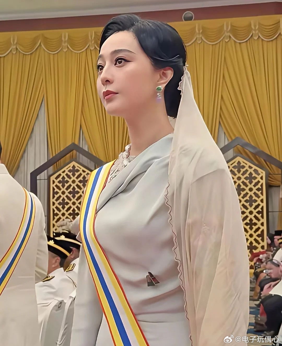 国内混不下去，就去国外找存在感?拿再多头衔回来，照样没人找她拍戏。 