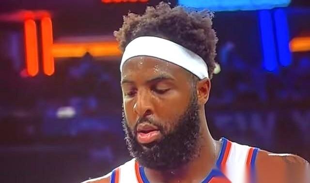 NBA季后赛，骑士对尼克斯，有人直接把比赛玩成了一场“定点清除”。
目标，尼克斯