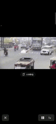 这事故教训深刻，不管是在高速上，还是在市区，都不能与大货车抢道，否则就会像这辆车