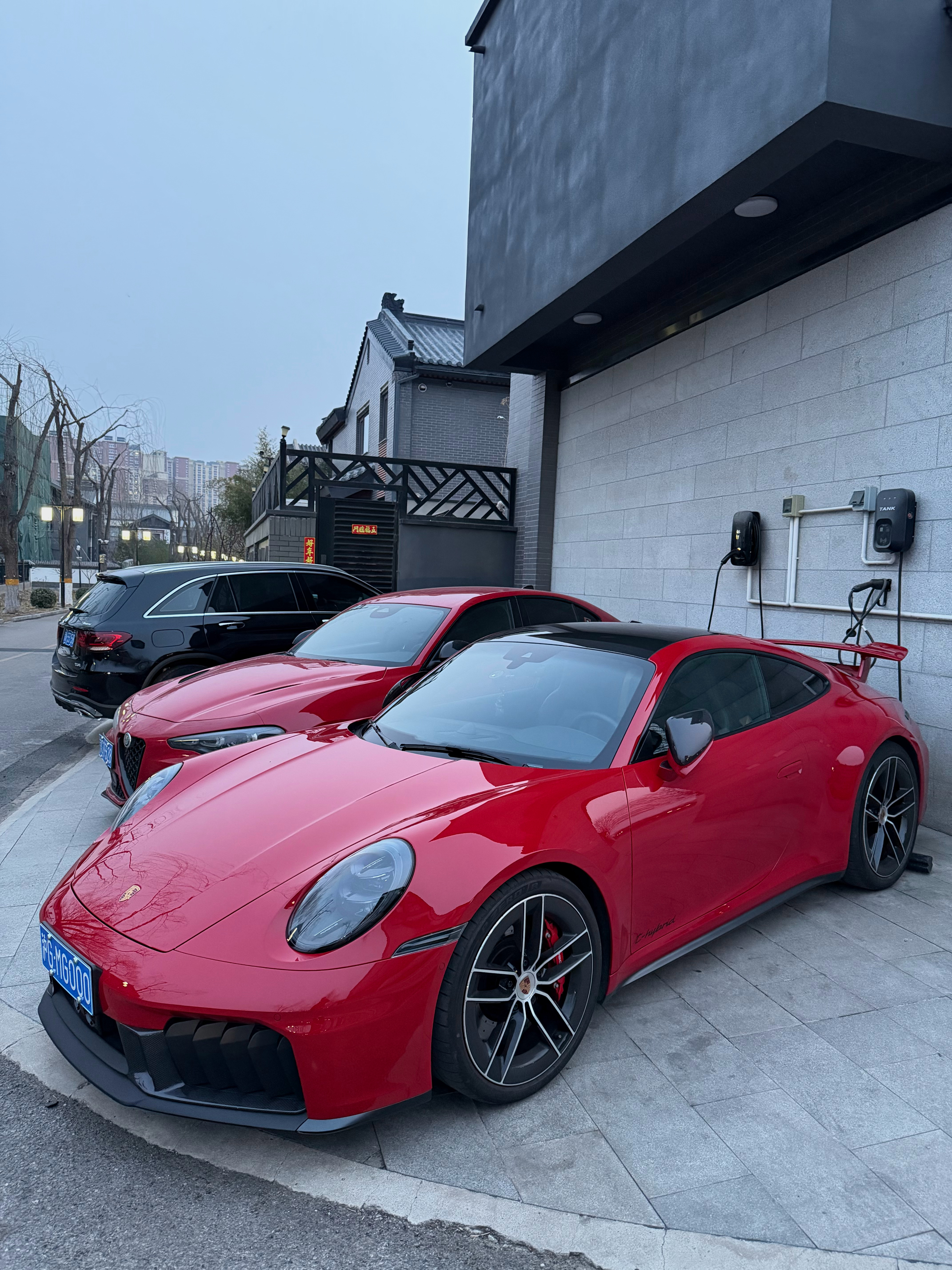 保时捷问我借你个3.6混动GTS开两天要不要油给你加满帮我们吹一吹正好我有个3.