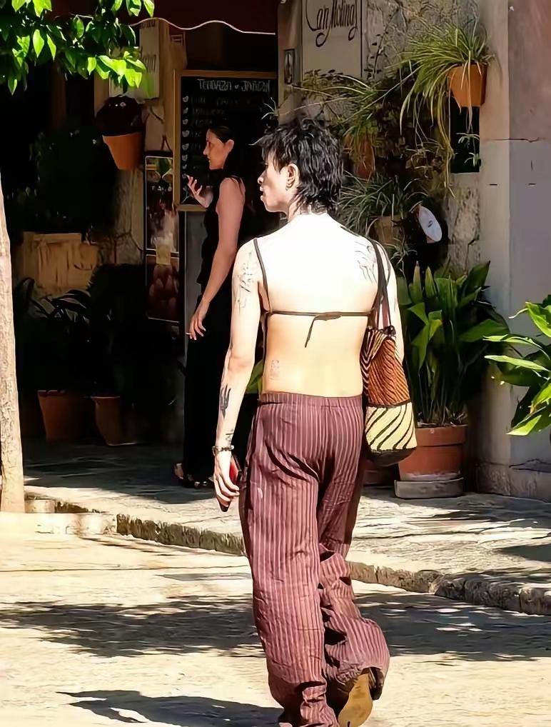 雷人！
伊能静23岁儿子恩利现身西班牙。
不管是男孩还是女孩，这身装扮我都接受不