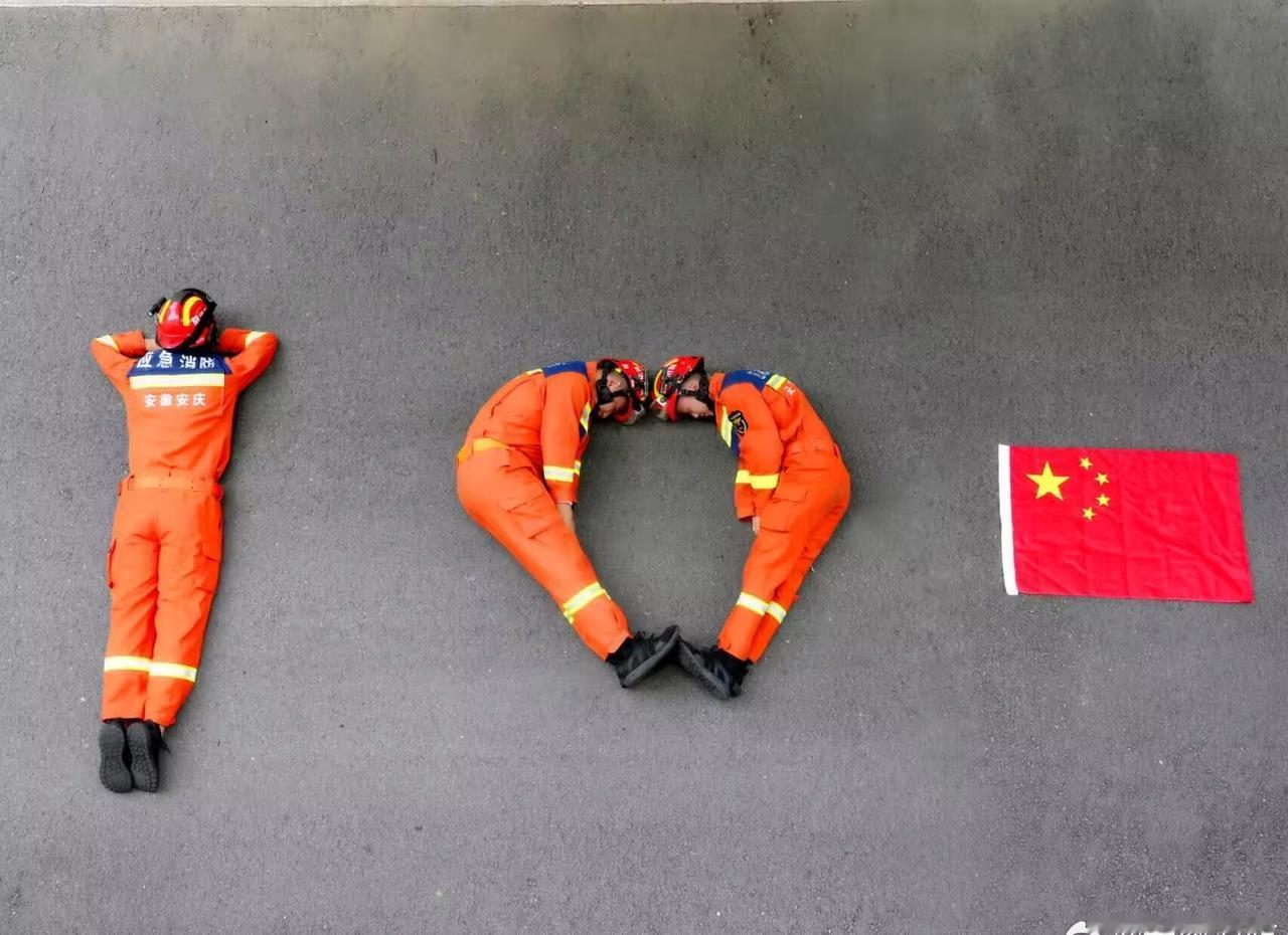 让我们带着对祖国的热爱和祝福
进入甜美的梦乡
愿你的梦境充满美好和喜悦
晚安