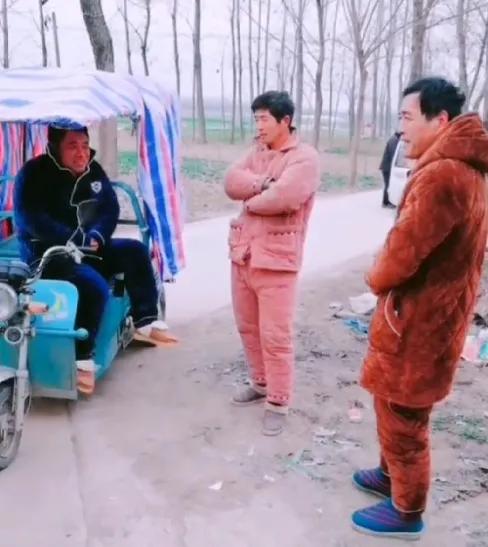 原来睡衣的市场在农村哇！怎么睡衣就那么香呢？看农村穿睡衣之乱现象！睡衣之所以称之