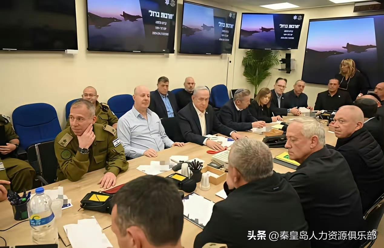 以色列开会与伊朗开会，一边是西装+屏幕+咖啡杯的现代战争指挥台，一边是大袍子+地