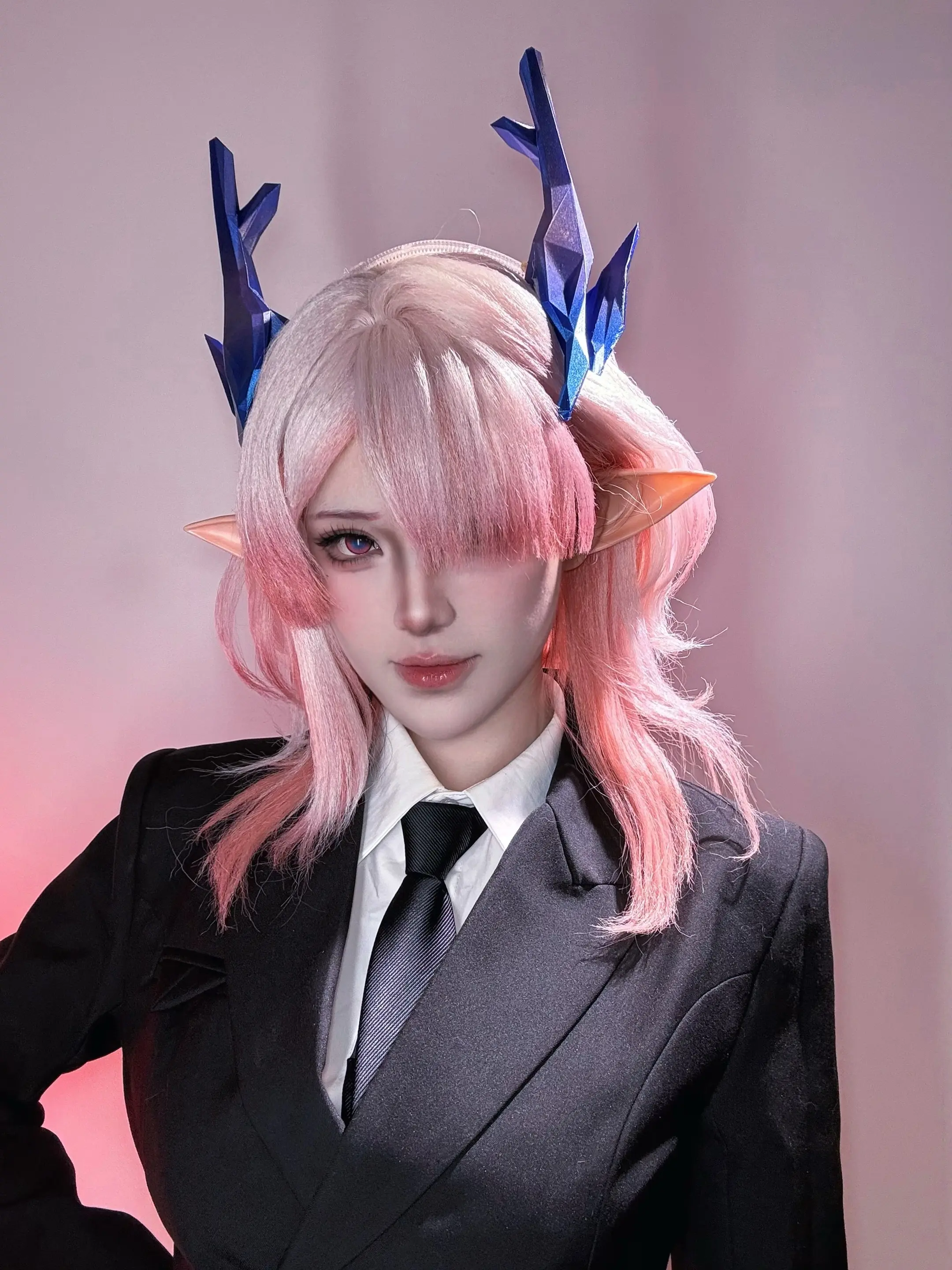 女同事。