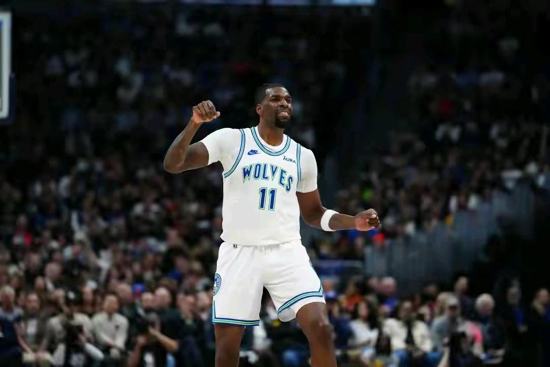 森林狼和掘金的比赛，应该重用里德和李凯尔，可以拉开球队空间。
第一，戈贝尔没有投