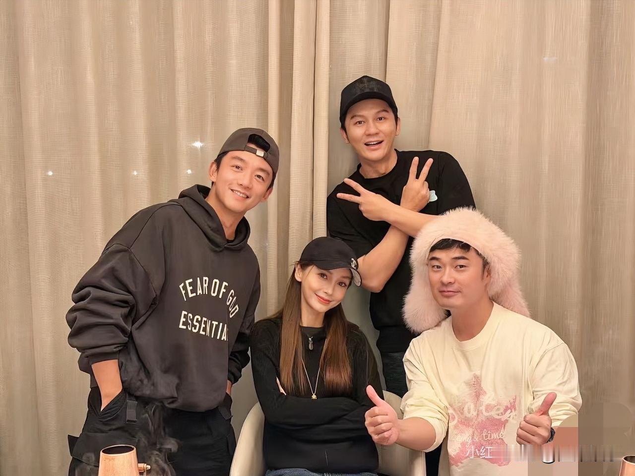 初代跑男在今天合体！
李晨发文感叹❕当初的一家人🧑‍🧑‍🧒‍🧒
现在却各