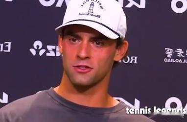 斯皮齐里认为组委会对炎热规则的设定时机巧妙且有趣。他刚说完，在场的所有记者都站了