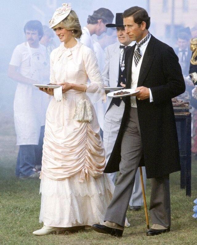 1983年，戴安娜王妃和查尔斯外出野餐这场面好像英剧剧照，历史感扑面而来！ 