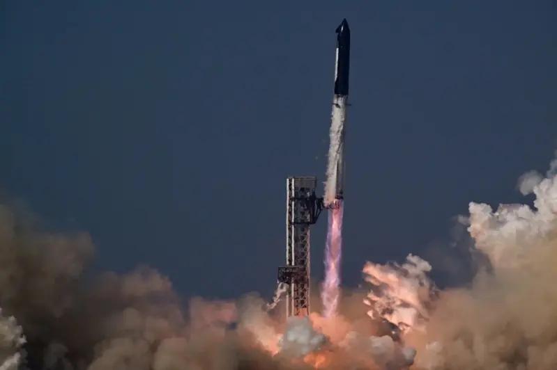 “星舰”实施第13次试飞。
美国太空探索科技公司（SpaceX）重型运载火箭“星