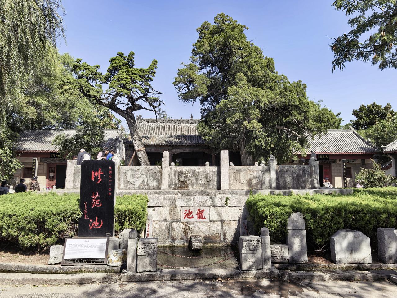 孟姜女到底是哪儿的人？老登也迷糊了！
在平阴洪范池景区里发现姜女池和姜女阁，不远
