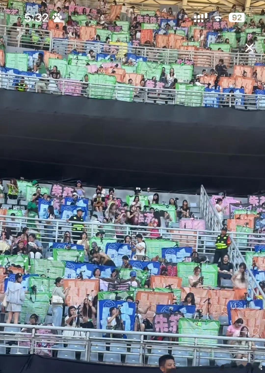 张极徐州演唱会灯牌张极家乡主场排面拉满！每一块灯牌皆是心意，连片汇聚成耀眼桔海，