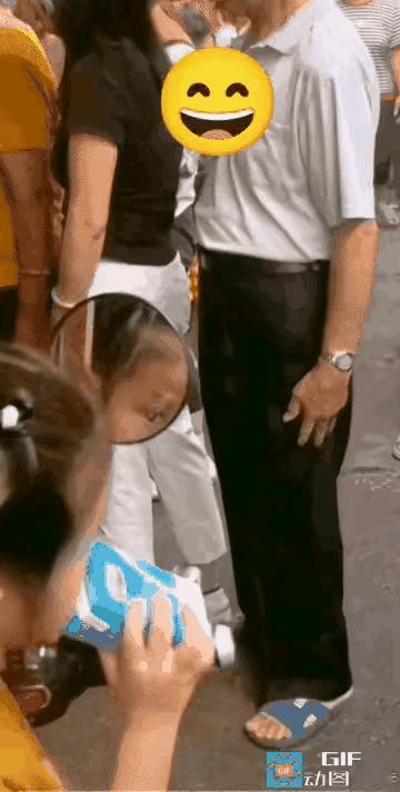 “为老不尊”都不能表达这个老头的肮脏和不齿行为。
朋友们认为用什么词形容他合适？