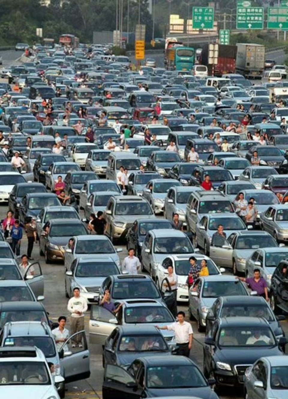 城里人开车出城，农村人开车进城，都堵在路口，无聊互问对方去干啥。城里人说去乡里看