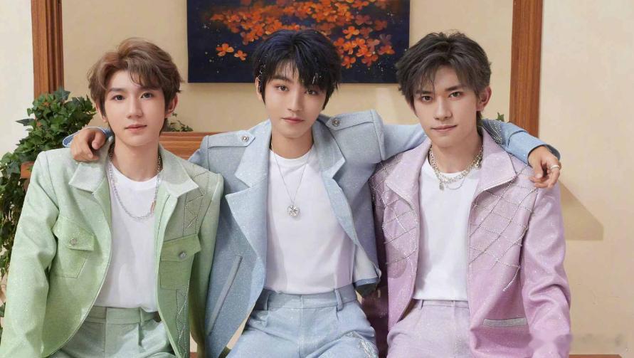 一晃TFboys三位小男孩都出道入行娱乐圈十年了，三人也从三小只儿童长大成年，如