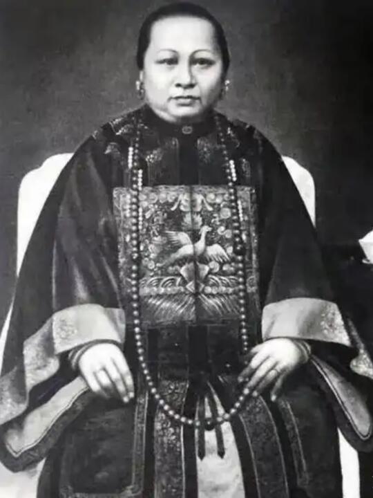 1875年，施娣的丈夫何仕文生意濒临破产，他对施娣说自己要去荷兰谋生...