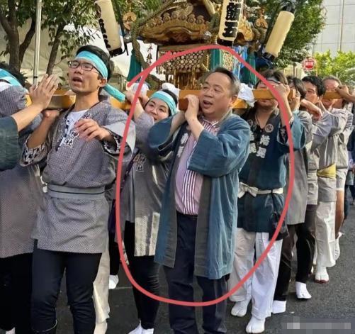 丑态百出！被家族除名的汉奸石平又出来作妖了！近日他在日本东京墨田区参加当地祭祀活
