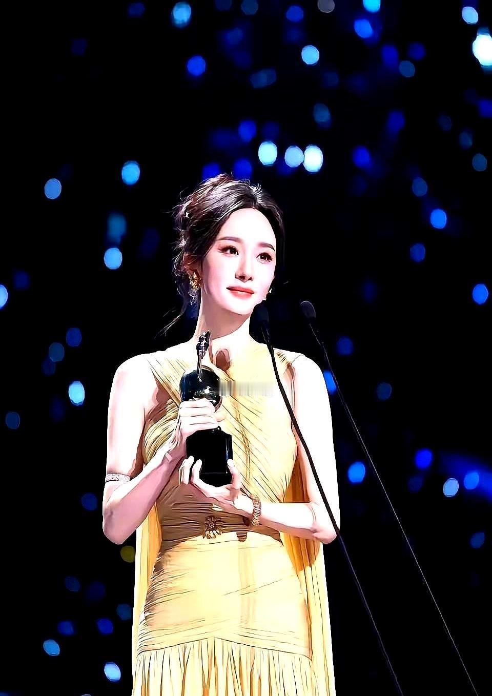 杨幂被前辈当众用脚踢开裙子，她纹丝不动，结果一到后台，一个下蹲的动作，让整个剧组