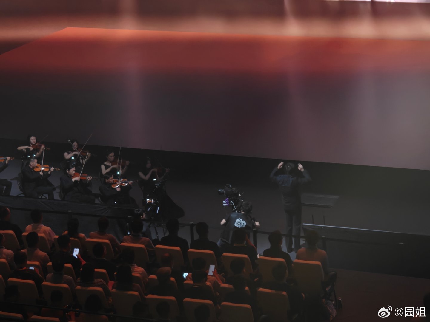 vivo 新品发布会开场竟然有交响乐。现在觉得我缺一套礼服[举手] ​​​
