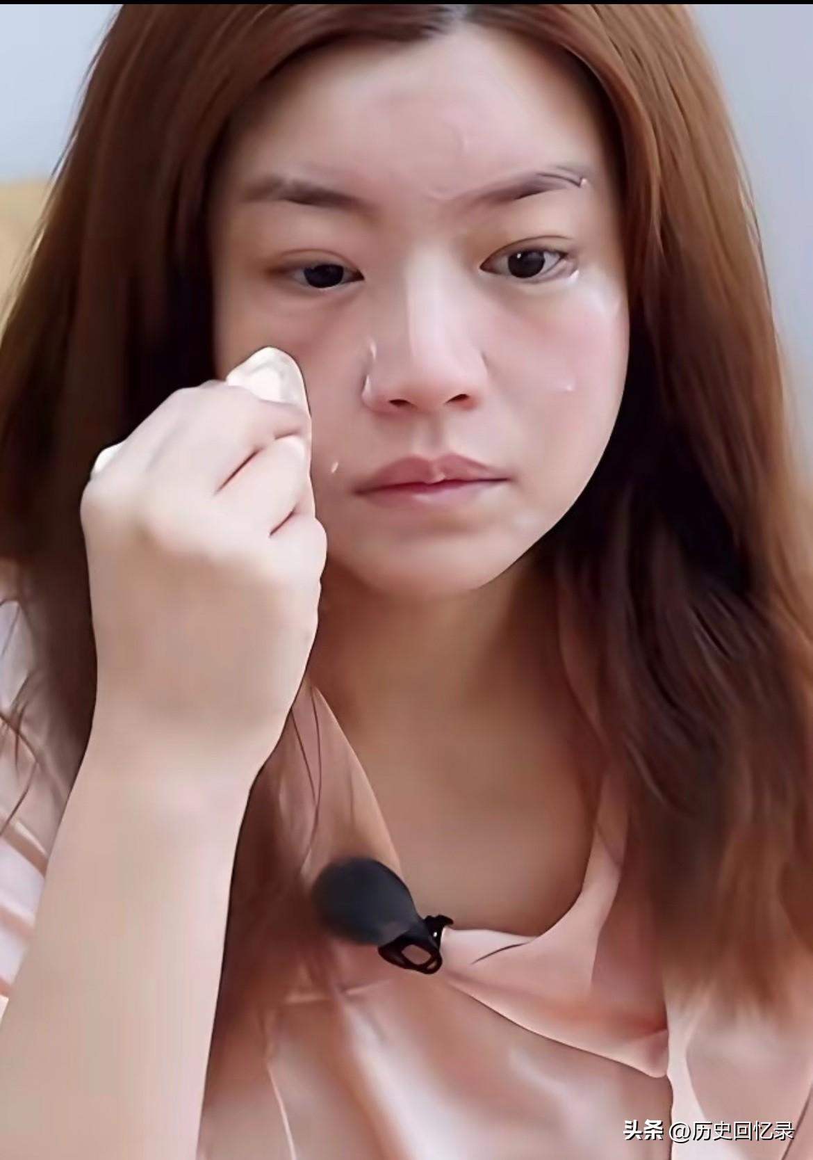 看到陈妍希的妈妈才明白
为何她从小不怎么吃酱油盐
原来是遗传性的脸肿
身高161